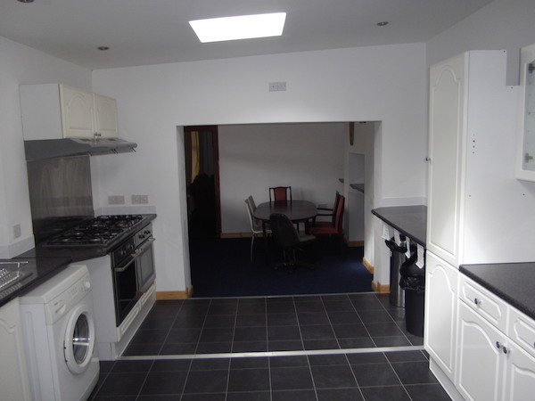King Student Lettings - Swansea Lettings - 12a Uplands Terrace Kitchen (2)