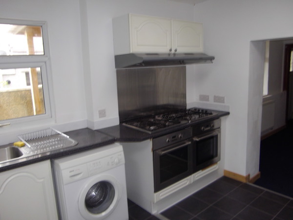 King Student Lettings - Swansea Lettings - 12a Uplands Terrace Kitchen (3)