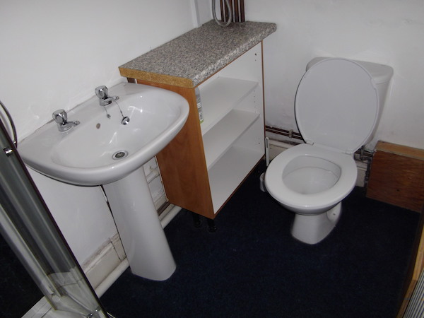 King Student Lettings - Swansea Lettings - 28 Glanbrydan Avenue Bathroom 2 (1)