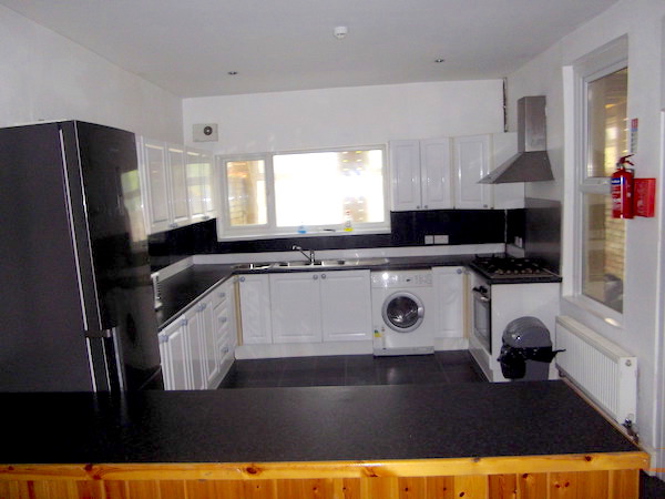 King Student Lettings - Swansea Student Lettings - 3 Ernald Place Kitchen (1)